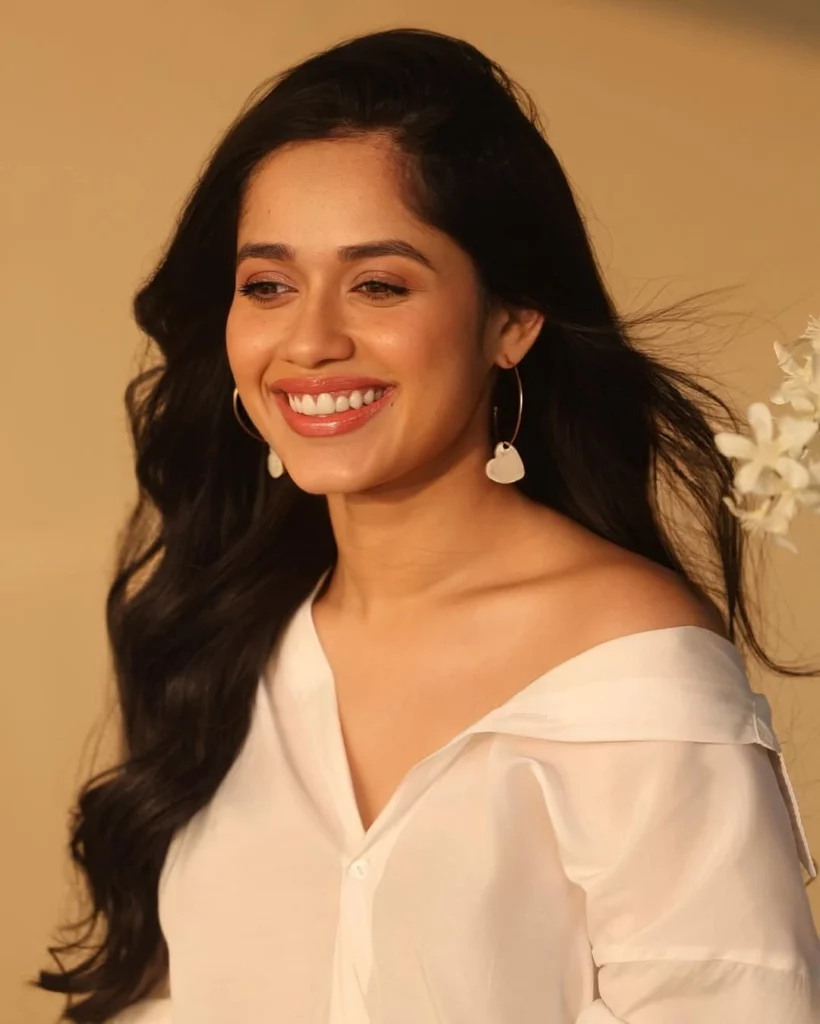 Meet Jannat Zubair: India’s Highest-Paid TV Actress Who Inspires Us with Her Style – Shop Elegant Earrings from Ruhratna 1 Jannat Zubair wearing elegant earrings from Ruhratna, showcasing her signature style and charm.