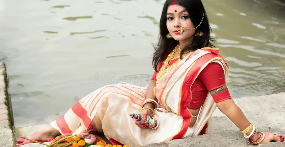 Ganga Dashara Kyon Manaya Jata Hai & Why South Indian Jewellery Sets Are Perfect for This Occasion 2 Ganga darshan women with jewellery