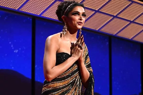 Latkan Jhumka Earring Trends Inspired by Deepika Padukone’s Iconic Looks 3 Red Carpet Royalty