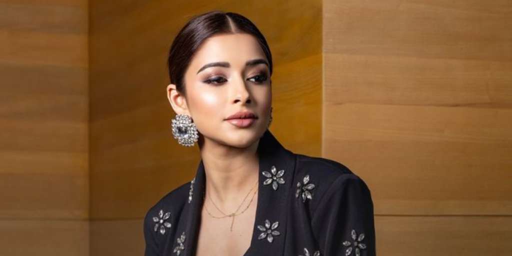 Which Earring Suits on Round Face for Party Looks? Styling Secrets Inside 1 Which Earring Suits on Round Face for Party Looks? Styling Secrets Inside